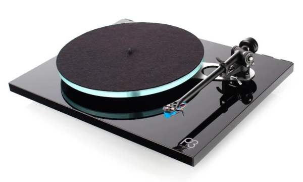 Tocadiscos ilustrando el proceso de mastering para vinilo 