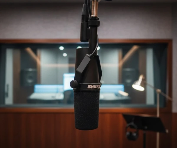 Shure SM7B, micrófono dinámico en estudio de grabación